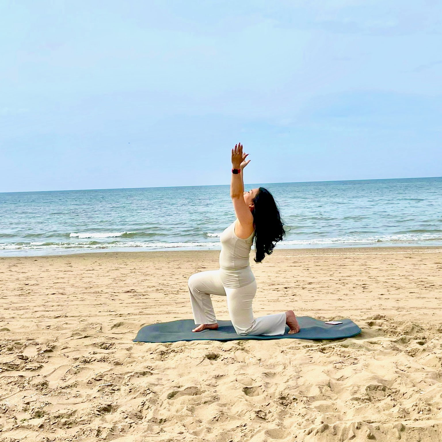 Divine Tikva op het strand van Scheveningen, christelijk alternatief voor yoga